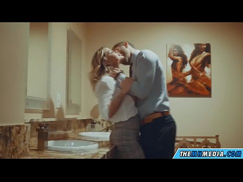 ❤️ Ketika seorang pirang berdada menggoda Anda di toilet umum Video seks di porno id.klassikaprint.ru ️